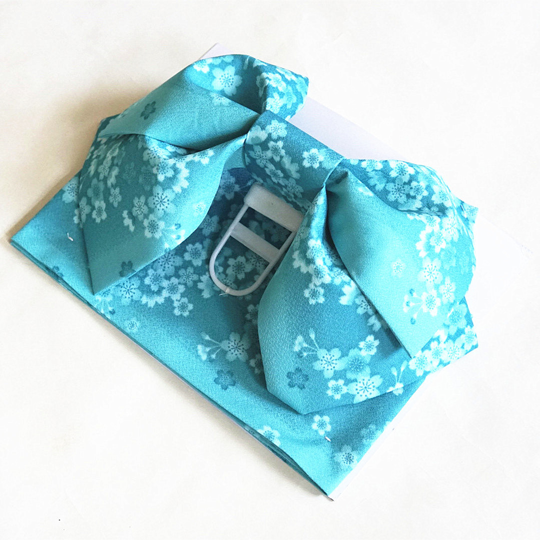 Bow Tie Pre Tied - 日本の女性向け、多色使いの花柄帯。伝統的な着物や浴衣に合わせる、結び目が付いたお祝い用の腰帯。