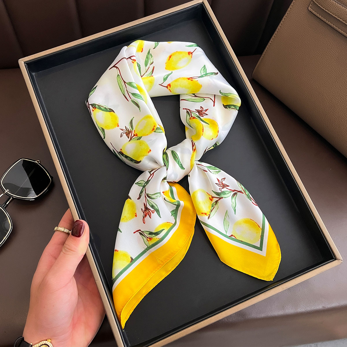 2025 新イエローレモンプリント正方形シルクスカーフ女性の - Face Scarf Mask のレビューと価格